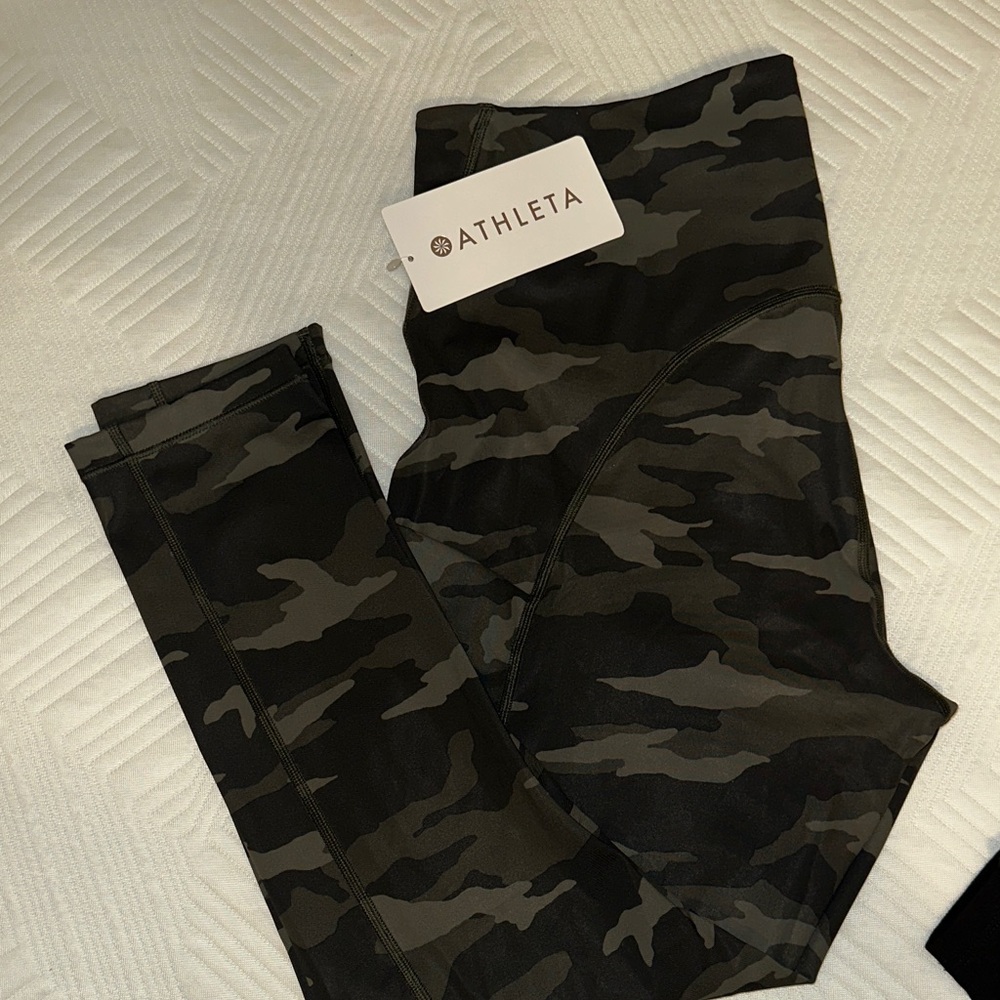 Athleta women’s Camouflage Leggings - Black and Green